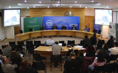 Dirigente de Islas Huichas interpela a autoridades en seminario sobre reservas nacionales y turismo por contaminación salmonera