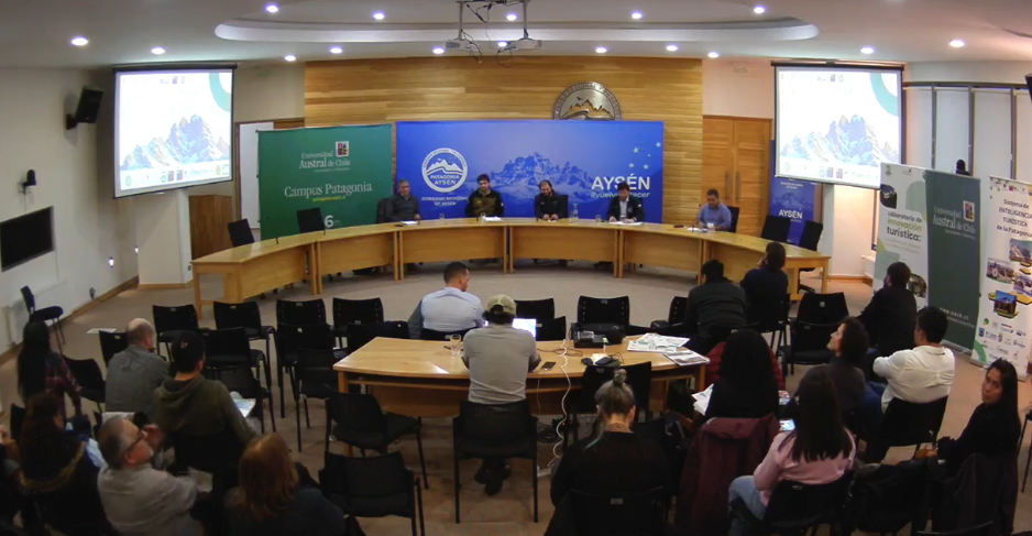 Dirigente de Islas Huichas interpela a autoridades en seminario sobre reservas nacionales y turismo por contaminación salmonera